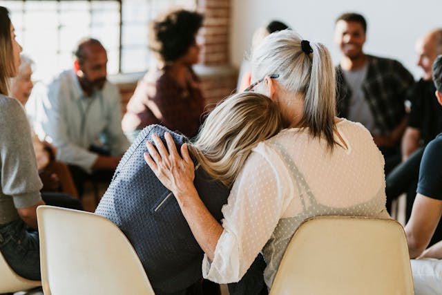 People support each other in a rehab session | Image credit: © rawpixel.com - © stock.adobe.com